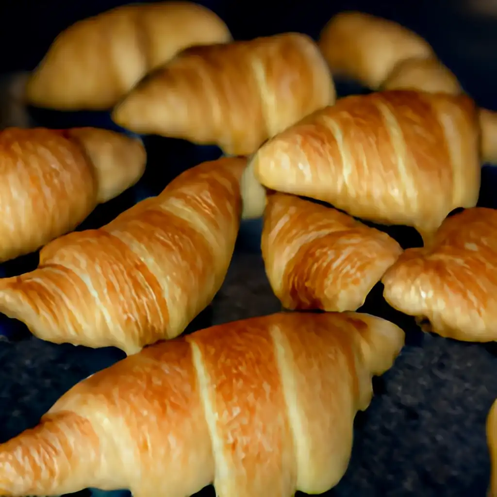 /assets/realistic-and-delicious-mini-croissants-in-the-kitchen-furnace-(1)-1675598638.webp